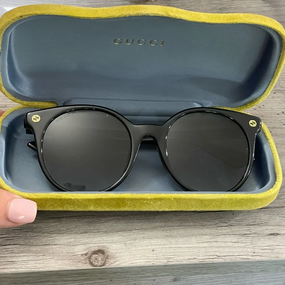 Gucci Elegant Black Sunglasses - Picture 15 of 16